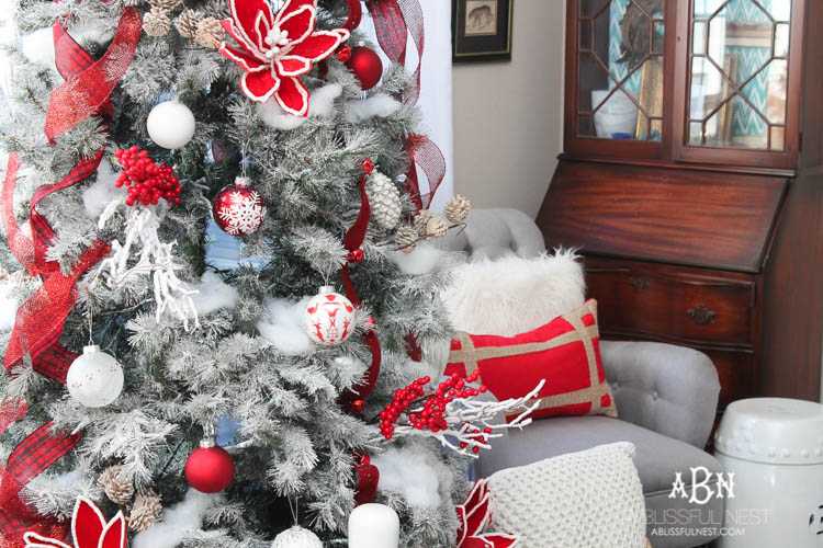 Gorgeous red and white Christmas tree décor ideas! Make your own classic Christmas tree with these tips! See more on https://ablisfulnest.com/ #christmastree #christmastreeideas #chistmasdecor