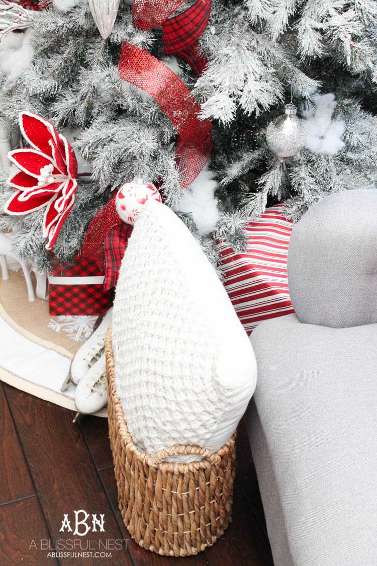 Gorgeous red and white Christmas tree décor ideas! Make your own classic Christmas tree with these tips! See more on https://ablisfulnest.com/ #christmastree #christmastreeideas #chistmasdecor