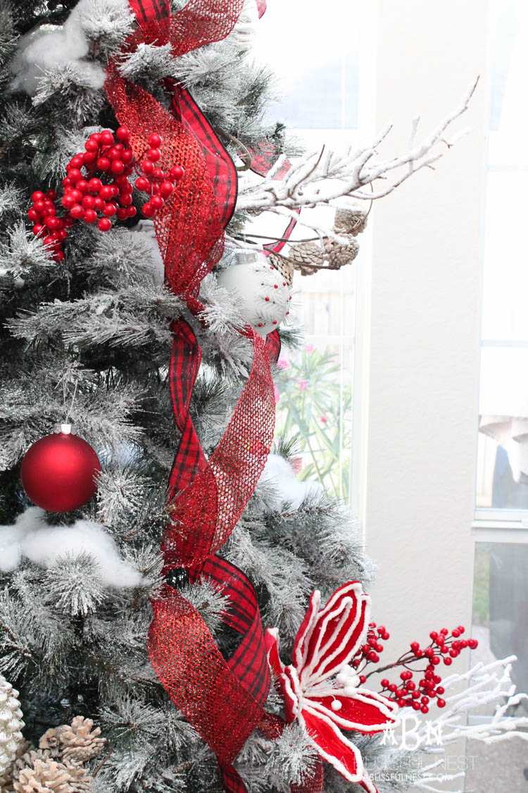 Gorgeous red and white Christmas tree décor ideas! Make your own classic Christmas tree with these tips! See more on https://ablisfulnest.com/ #christmastree #christmastreeideas #chistmasdecor