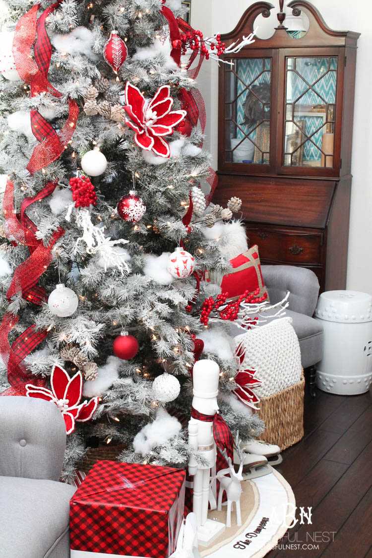 Gorgeous red and white Christmas tree décor ideas! Make your own classic Christmas tree with these tips! See more on https://ablisfulnest.com/ #christmastree #christmastreeideas #chistmasdecor