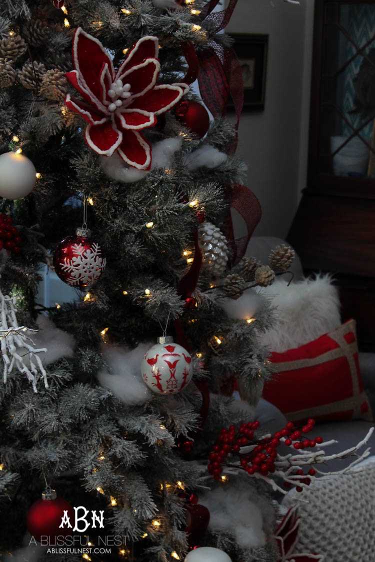 Gorgeous red and white Christmas tree décor ideas! Make your own classic Christmas tree with these tips! See more on https://ablisfulnest.com/ #christmastree #christmastreeideas #chistmasdecor