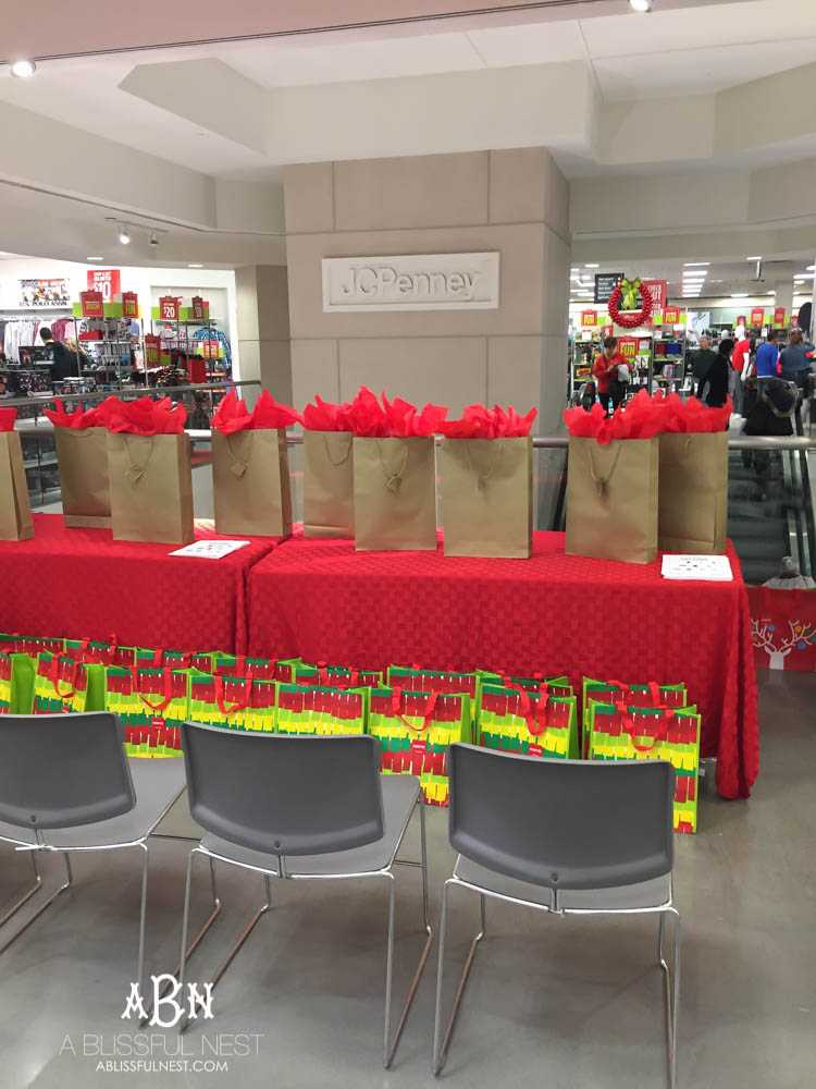 JCPenney has the most meaningful and affordable gifts this year for Christmas. Grab my ideas on the must-have items to pick up from your local store! See more on https://ablisfulnest.com/ #ad #JoyWorthGiving 