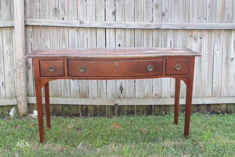 What a amazing before and after on this thrifted desk! Such a great idea. More on https://ablisfulnest.com/ #deskmakeover #chalkfurniturepaint
