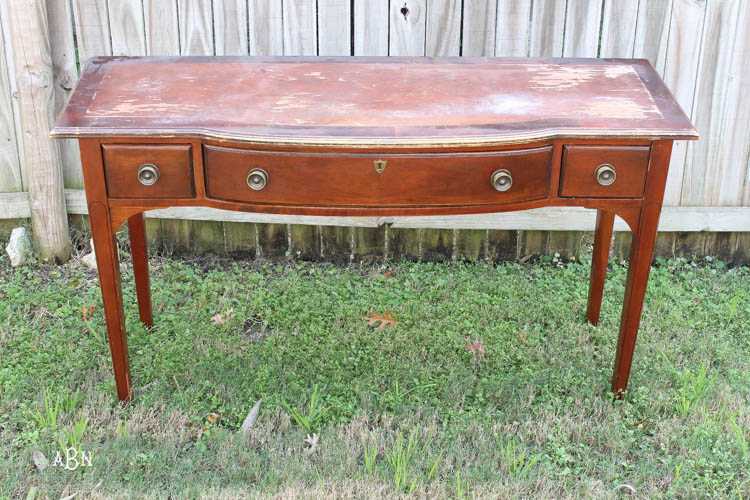 What a amazing before and after on this thrifted desk! Such a great idea. More on https://ablisfulnest.com/ #deskmakeover #chalkfurniturepaint