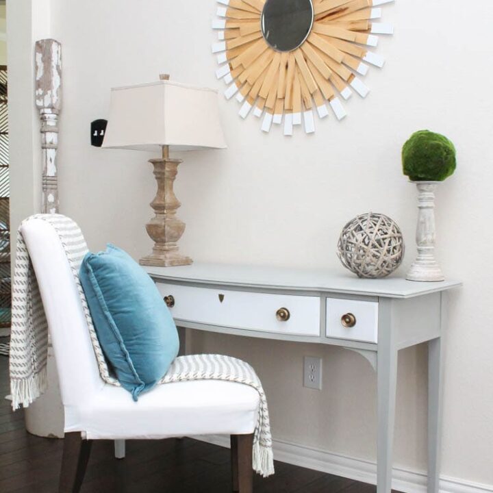What an amazing before and after on this thrifted desk! Such a great idea. More on https://ablisfulnest.com/ #deskmakeover #chalkfurniturepaint