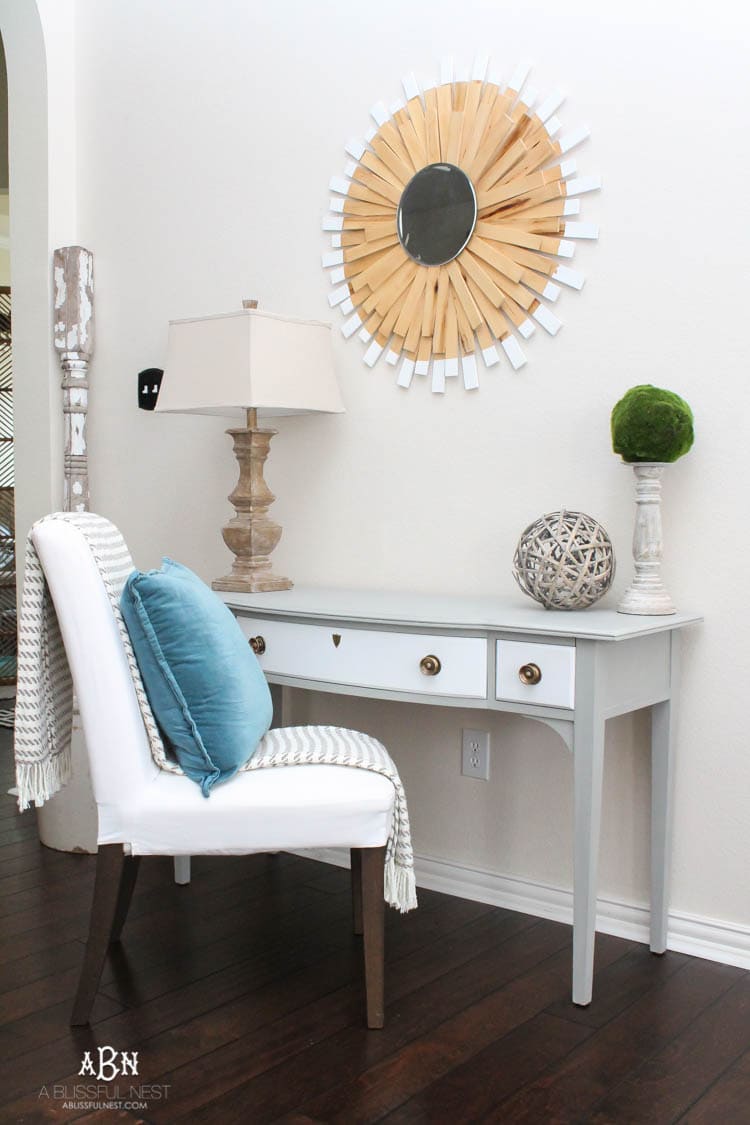 What an amazing before and after on this thrifted desk! Such a great idea. More on https://ablisfulnest.com/ #deskmakeover #chalkfurniturepaint