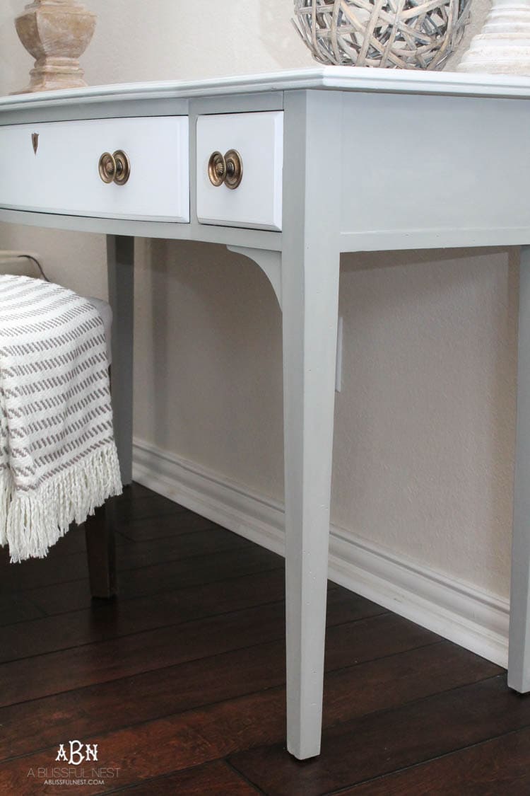What an amazing before and after on this thrifted desk! Such a great idea. More on https://ablisfulnest.com/ #deskmakeover #chalkfurniturepaint