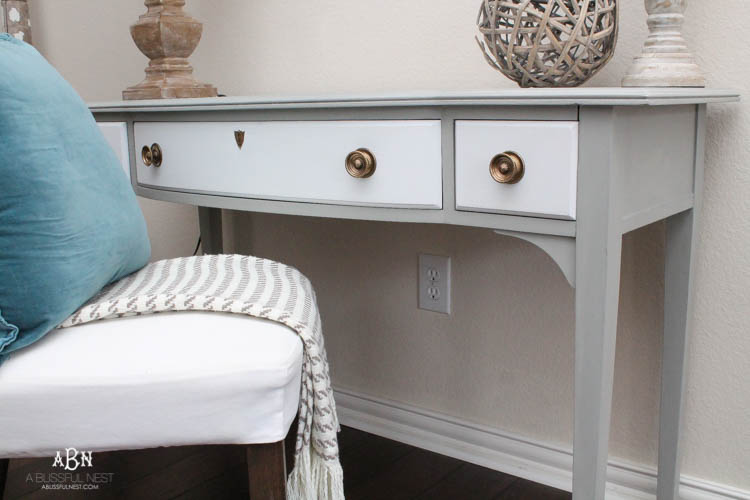 What an amazing before and after on this thrifted desk! Such a great idea. More on https://ablisfulnest.com/ #deskmakeover #chalkfurniturepaint