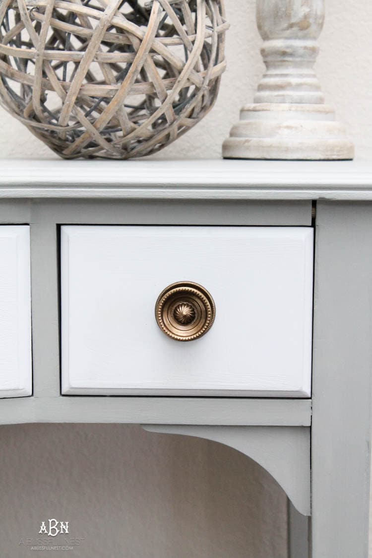 What an amazing before and after on this thrifted desk! Such a great idea. More on https://ablisfulnest.com/ #deskmakeover #chalkfurniturepaint