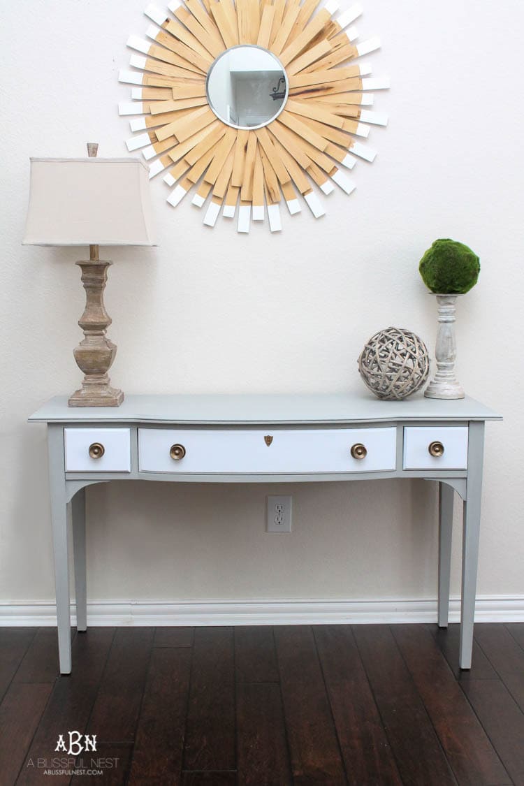What an amazing before and after on this thrifted desk! Such a great idea. More on https://ablisfulnest.com/ #deskmakeover #chalkfurniturepaint
