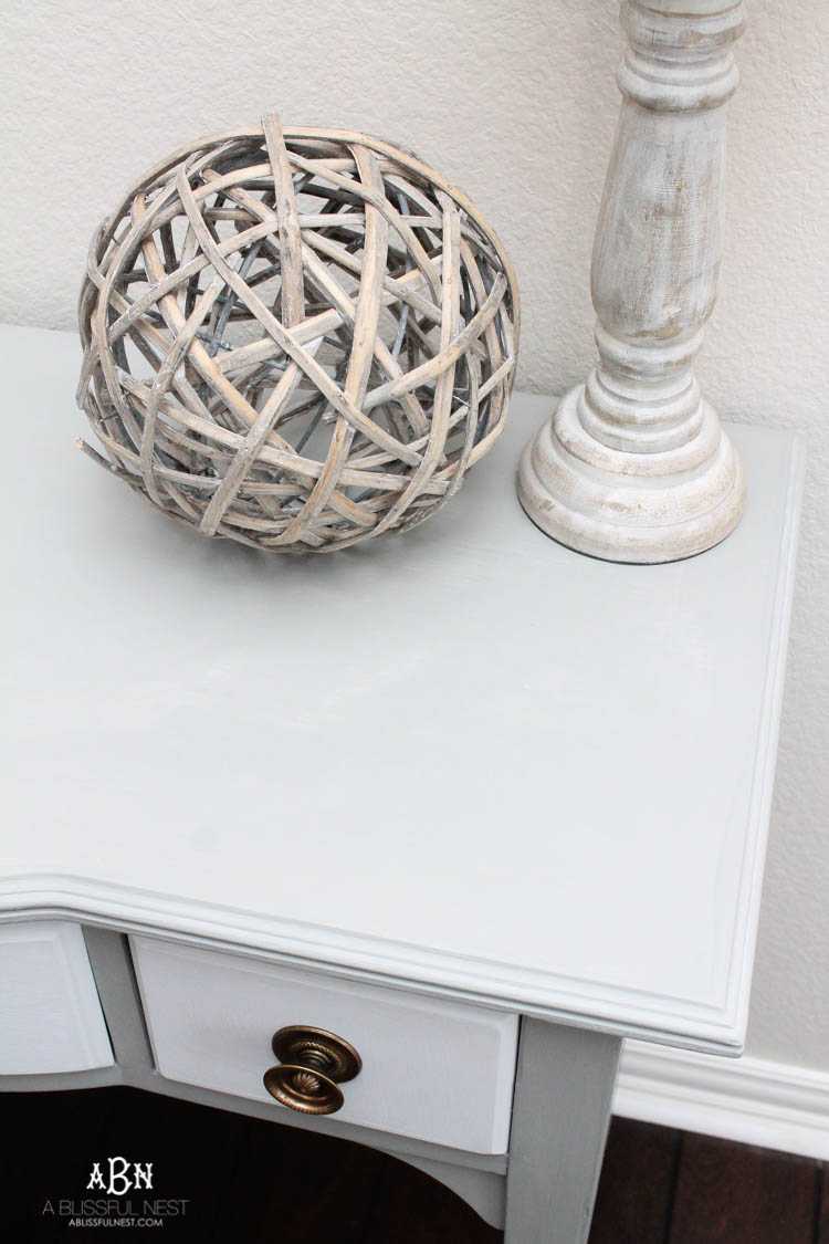 What an amazing before and after on this thrifted desk! Such a great idea. More on https://ablisfulnest.com/ #deskmakeover #chalkfurniturepaint