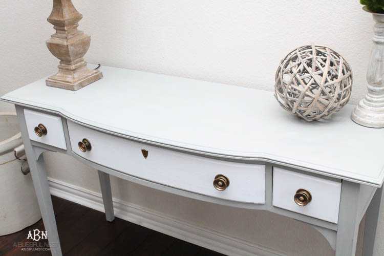 What an amazing before and after on this thrifted desk! Such a great idea. More on https://ablisfulnest.com/ #deskmakeover #chalkfurniturepaint