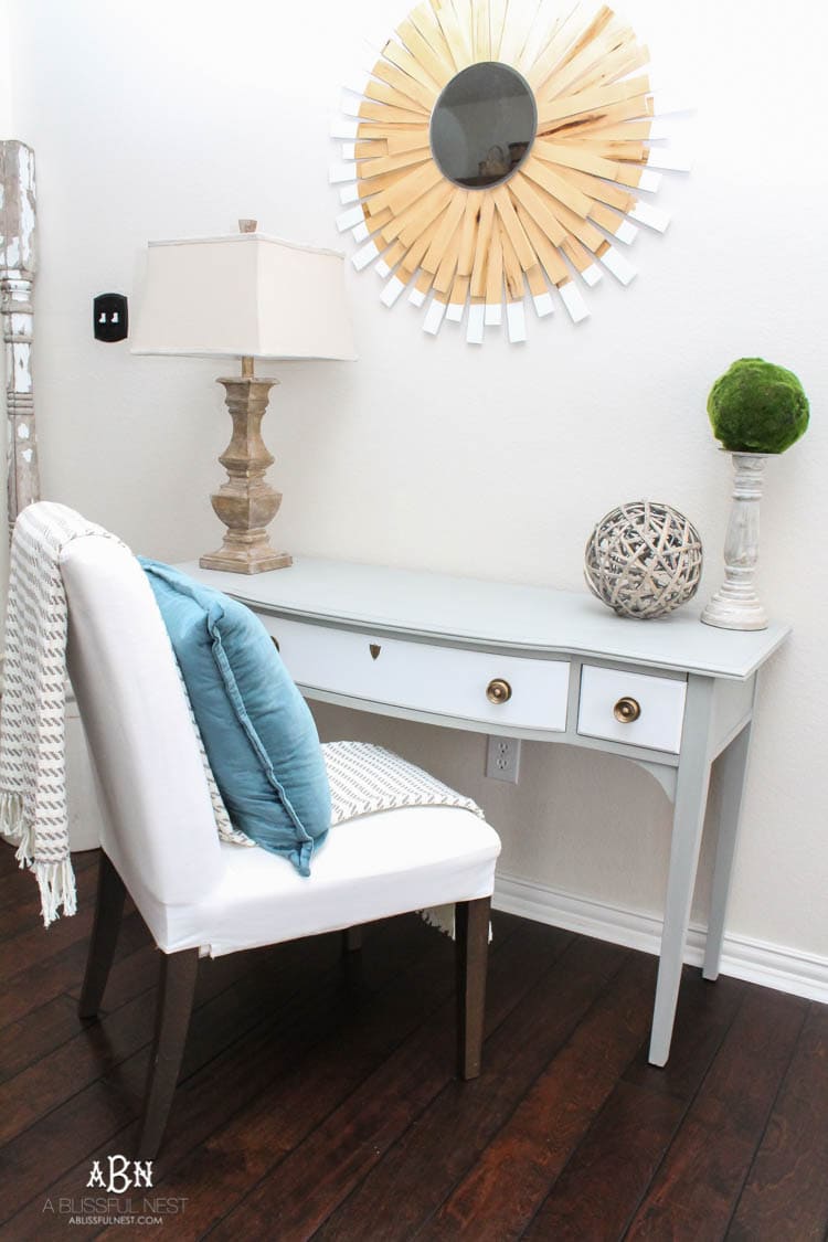 What an amazing before and after on this thrifted desk! Such a great idea. More on https://ablisfulnest.com/ #deskmakeover #chalkfurniturepaint