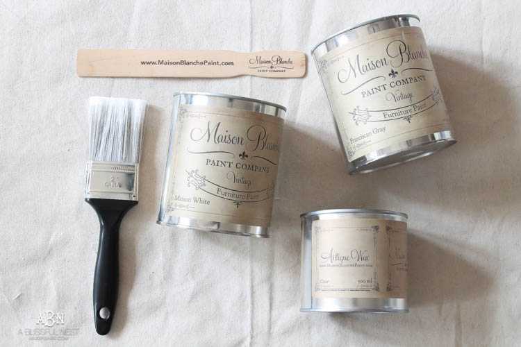 What an amazing before and after on this thrifted desk! Such a great idea. More on https://ablisfulnest.com/ #deskmakeover #chalkfurniturepaint