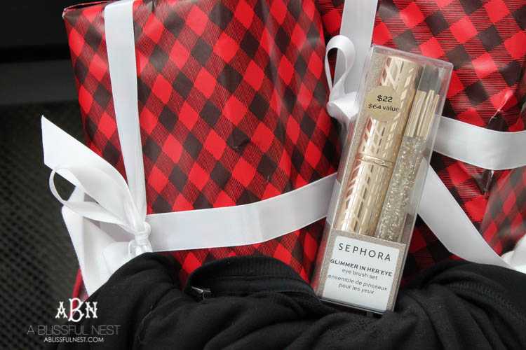 JCPenney has the most meaningful and affordable gifts this year for Christmas. Grab my ideas on the must-have items to pick up from your local store! See more on https://ablisfulnest.com/ #ad #JoyWorthGiving 