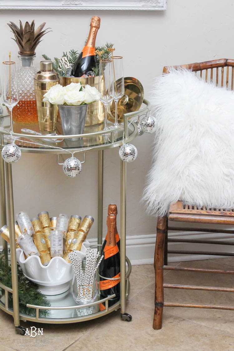 These are such great ideas to transition your Christmas décor into celebrating New Years Eve! Love all the gold and sparkly accents! See more on https://ablisfulnest.com/ #newyearseve #newyearsbarcart #ad #Pier1Love