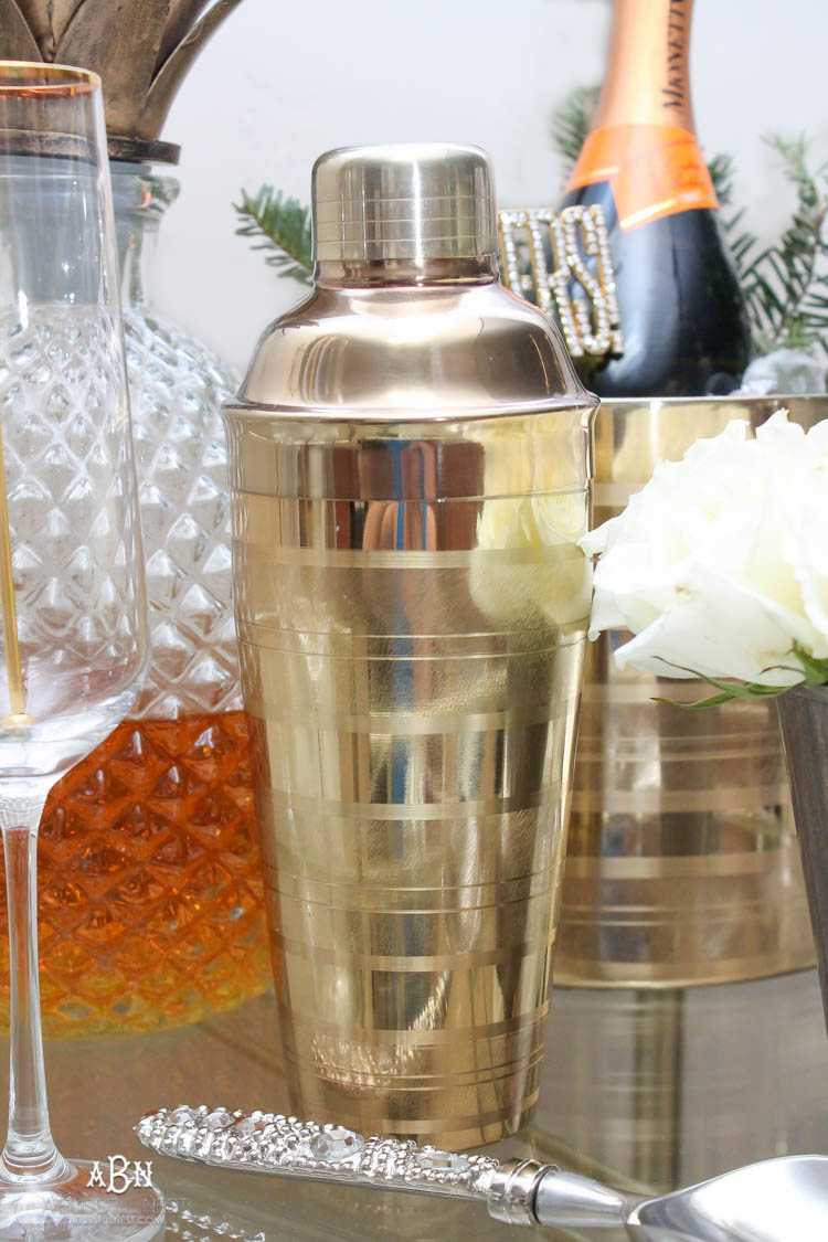These are such great ideas to transition your Christmas décor into celebrating New Years Eve! Love all the gold and sparkly accents! See more on https://ablisfulnest.com/ #newyearseve #newyearsbarcart #ad #Pier1Love