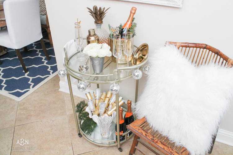 These are such great ideas to transition your Christmas décor into celebrating New Years Eve! Love all the gold and sparkly accents! See more on https://ablisfulnest.com/ #newyearseve #newyearsbarcart #ad #Pier1Love