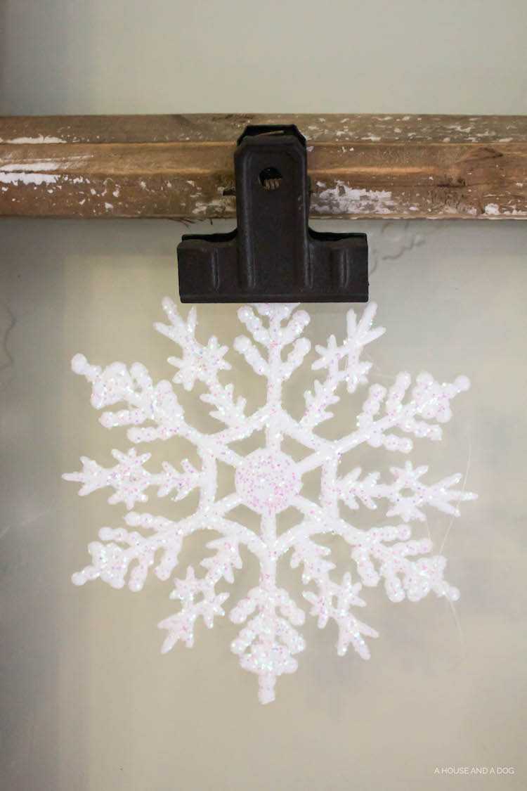 Use an old window and some clips to create a one-of-a-king Christmas card display. It makes for a beautiful decor piece in your home! See it all on https://ablisfulnest.com/ #Christmas #CHristmasCards #VintageDecor