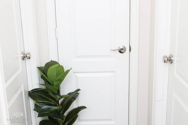 Love this simple and inexpensive way to update your home! Schlage hardware is gorgeous quality hardware for your home. See more on https://ablisfulnest.com/ SchlageInteriorInspo SchlageOpenPossibilities AD