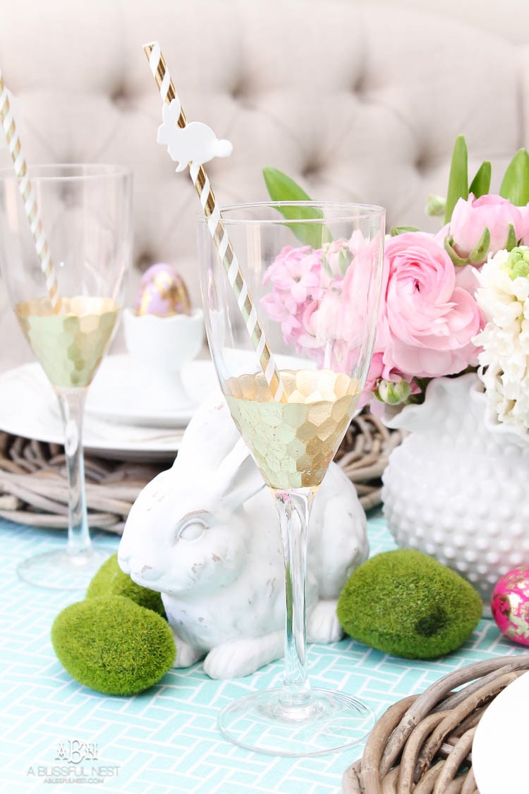 Love these bold and colorful Easter table decor ideas! See more on https://ablisfulnest.com/ #easter #eastertable #easterdecor