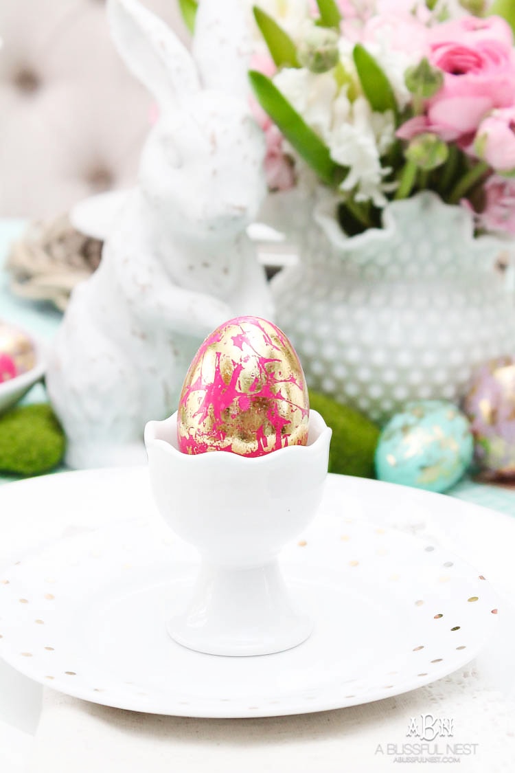 Love these bold and colorful Easter table decor ideas! See more on https://ablisfulnest.com/ #easter #eastertable #easterdecor