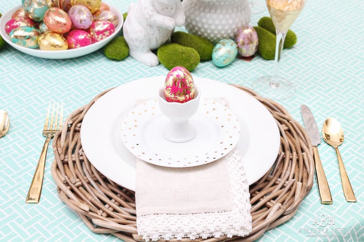 Love these bold and colorful Easter table decor ideas! See more on https://ablisfulnest.com/ #easter #eastertable #easterdecor