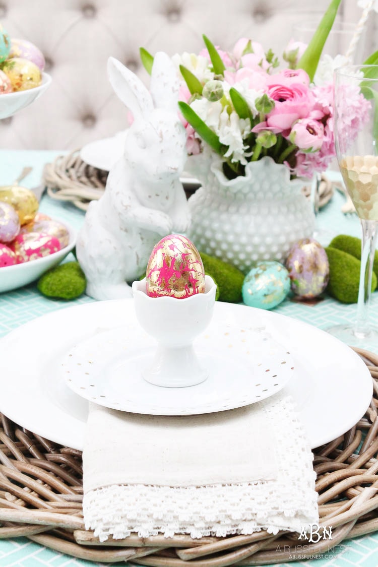 Love these bold and colorful Easter table decor ideas! See more on https://ablisfulnest.com/ #easter #eastertable #easterdecor