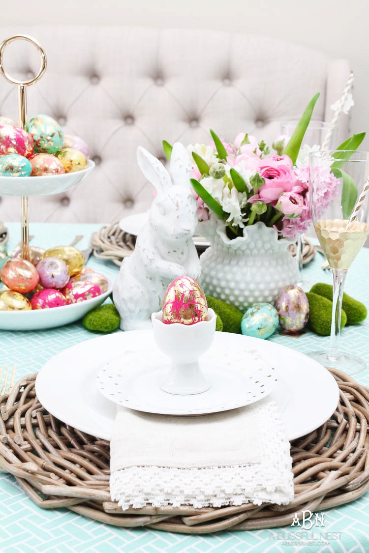 Love these bold and colorful Easter table decor ideas! See more on https://ablisfulnest.com/ #easter #eastertable #easterdecor