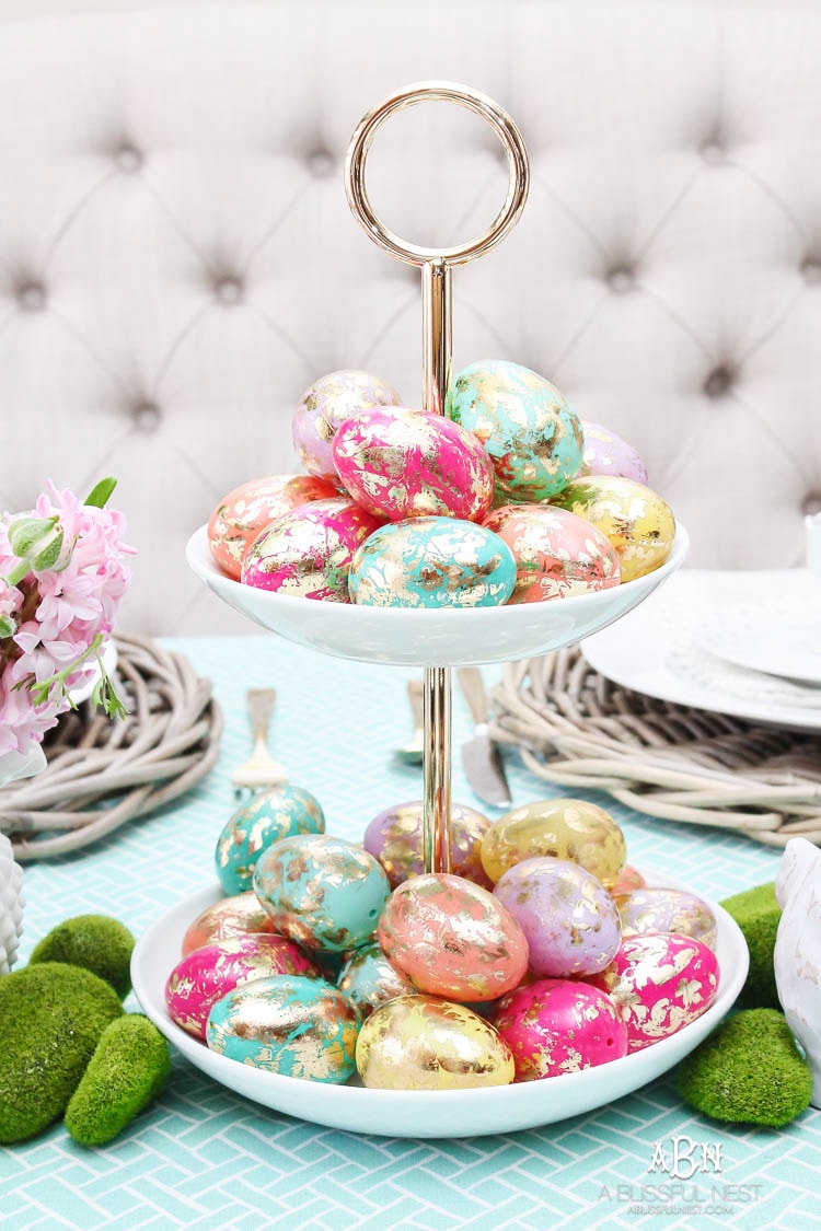 Love these bold and colorful Easter table decor ideas! See more on https://ablisfulnest.com/ #easter #eastertable #easterdecor