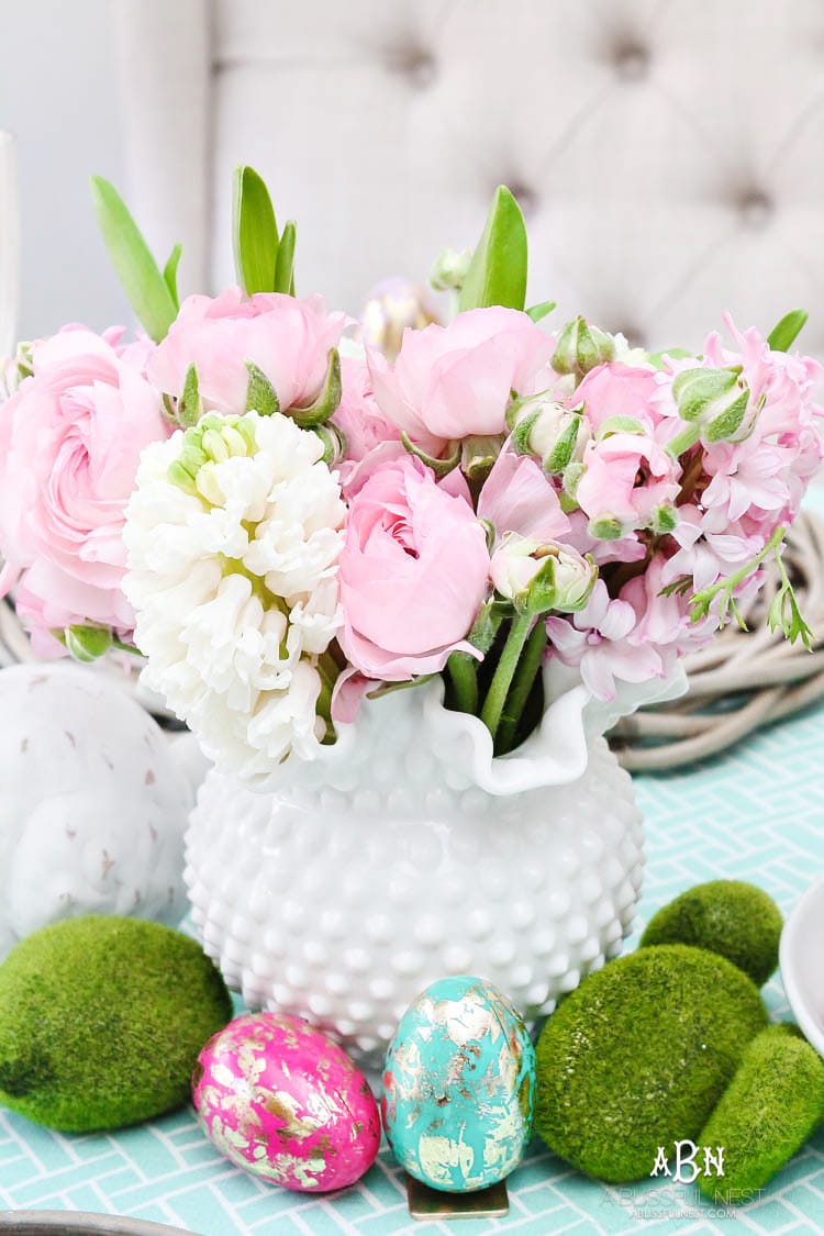 Love these bold and colorful Easter table decor ideas! See more on https://ablisfulnest.com/ #easter #eastertable #easterdecor