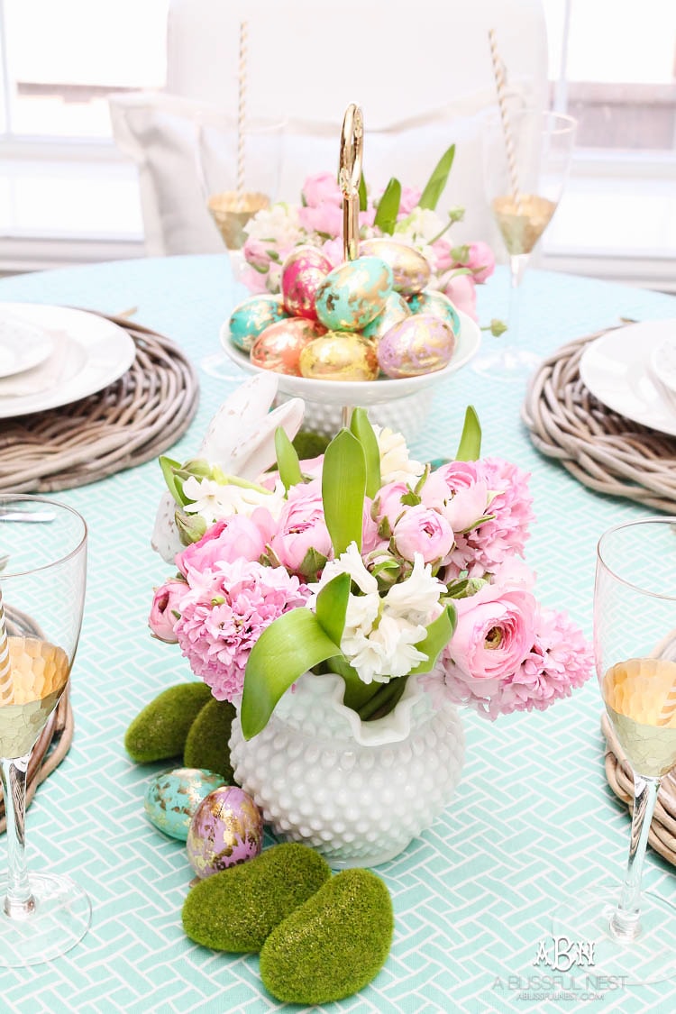Love these bold and colorful Easter table decor ideas! See more on https://ablisfulnest.com/ #easter #eastertable #easterdecor