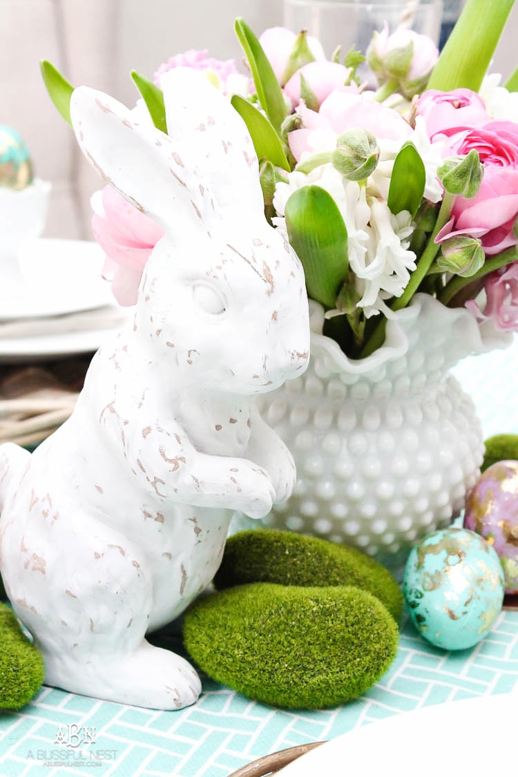 Love these bold and colorful Easter table decor ideas! See more on https://ablisfulnest.com/ #easter #eastertable #easterdecor