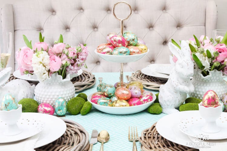 Love these bold and colorful Easter table decor ideas! See more on https://ablisfulnest.com/ #easter #eastertable #easterdecor