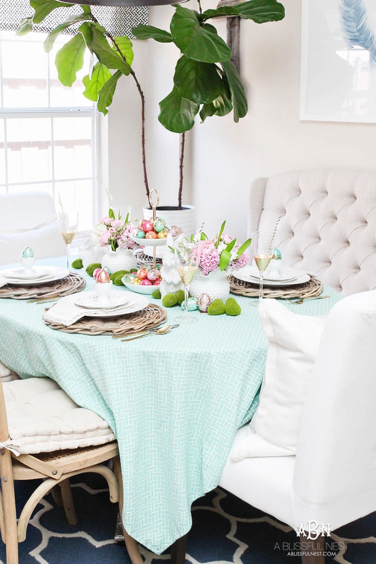 Love these bold and colorful Easter table decor ideas! See more on https://ablisfulnest.com/ #easter #eastertable #easterdecor