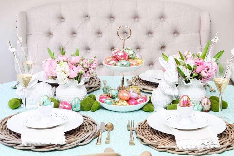 Love these bold and colorful Easter table decor ideas! See more on https://ablisfulnest.com/ #easter #eastertable #easterdecor