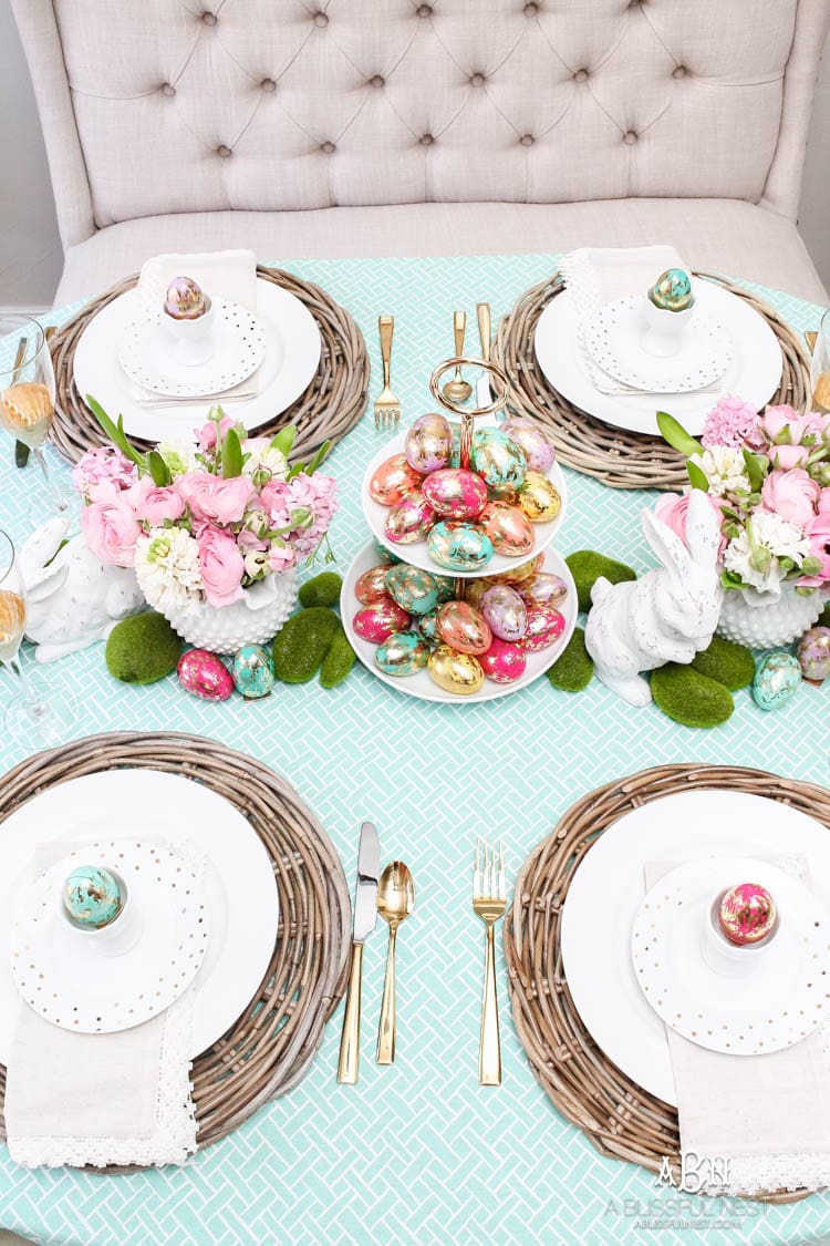 Love these bold and colorful Easter table decor ideas! See more on https://ablisfulnest.com/ #easter #eastertable #easterdecor