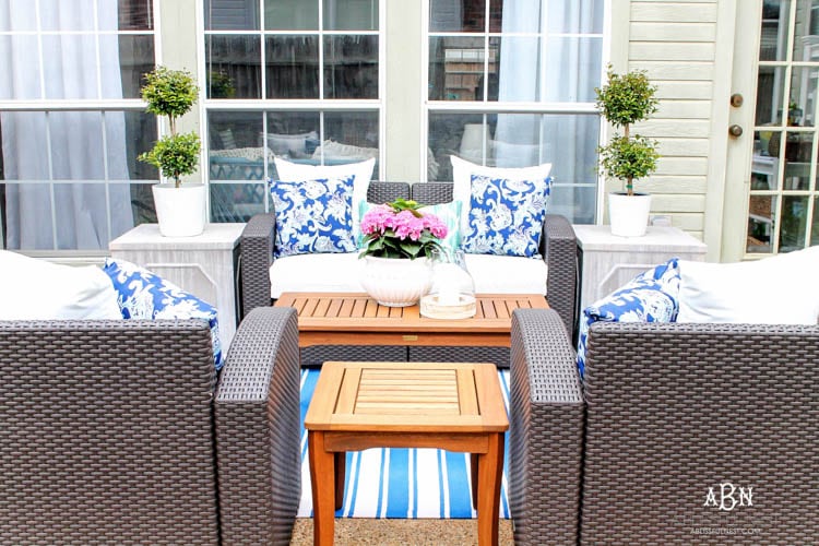 These are such easy tips to update your summer backyard patio for the season! See more on https://ablisfulnest.com/ #patio #backyardideas 