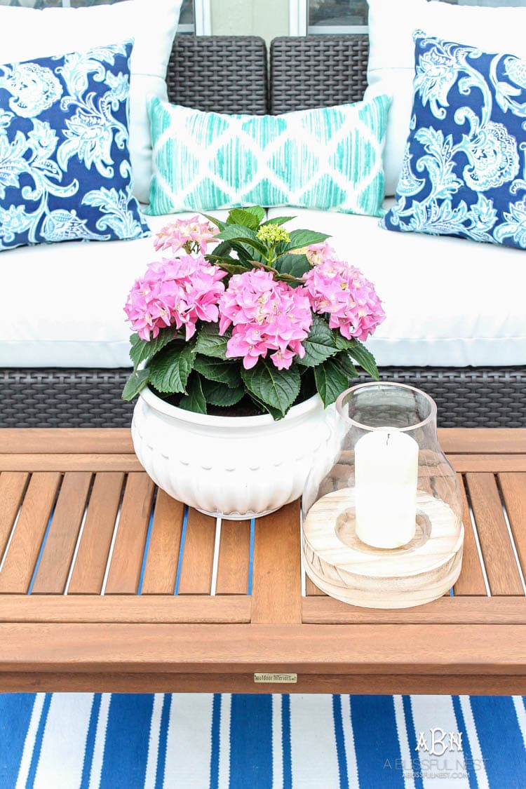 These are such easy tips to update your summer backyard patio for the season! See more on https://ablisfulnest.com/ #patio #backyardideas