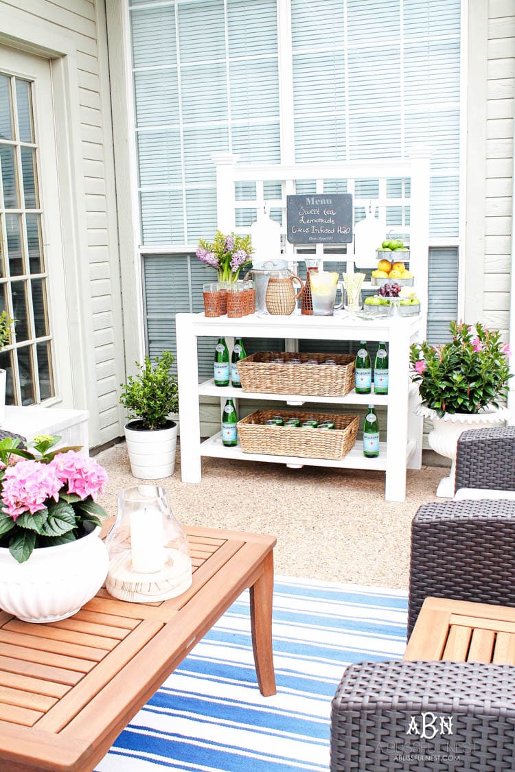 These are such easy tips to update your summer backyard patio for the season! See more on https://ablisfulnest.com/ #patio #backyardideas