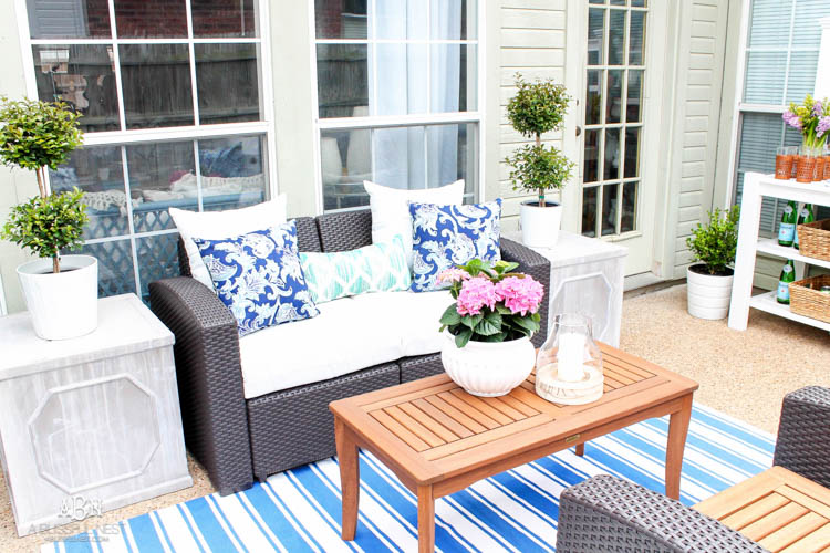 These are such easy tips to update your summer backyard patio for the season! See more on https://ablisfulnest.com/ #patio #backyardideas