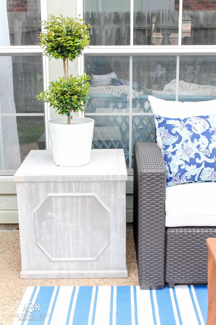 These are such easy tips to update your summer backyard patio for the season! See more on https://ablisfulnest.com/ #patio #backyardideas 