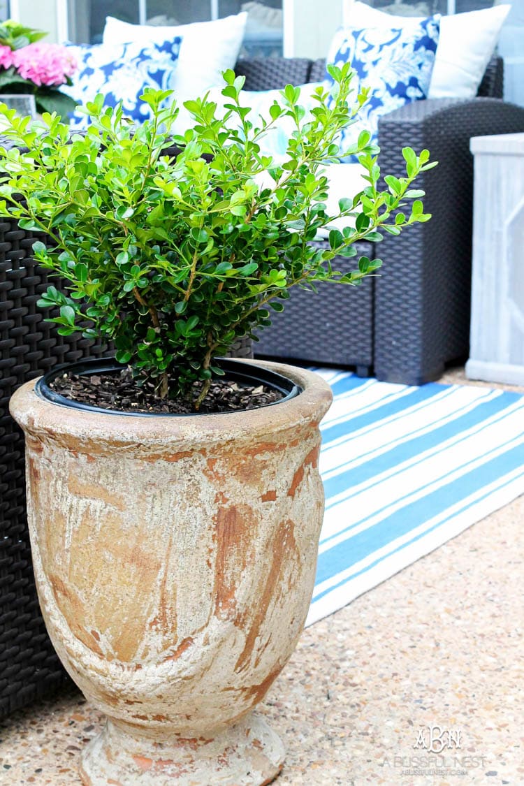 These are such easy tips to update your summer backyard patio for the season! See more on https://ablisfulnest.com/ #patio #backyardideas 