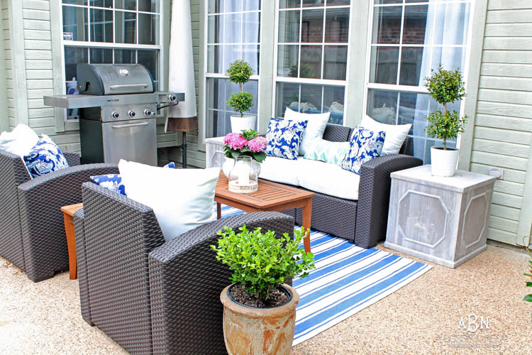These are such easy tips to update your summer backyard patio for the season! See more on https://ablisfulnest.com/ #patio #backyardideas 