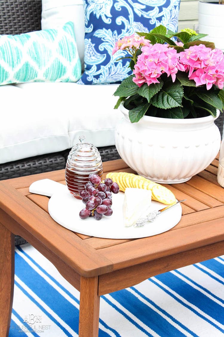 These are such easy tips to update your summer backyard patio for the season! See more on https://ablisfulnest.com/ #patio #backyardideas