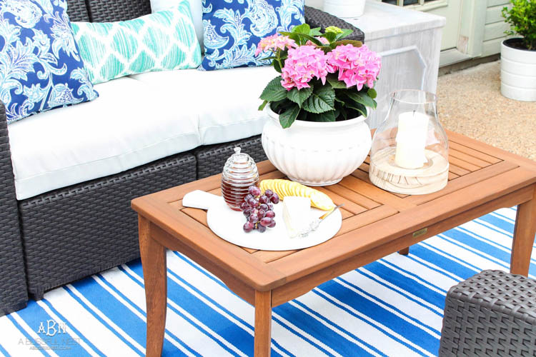 These are such easy tips to update your summer backyard patio for the season! See more on https://ablisfulnest.com/ #patio #backyardideas