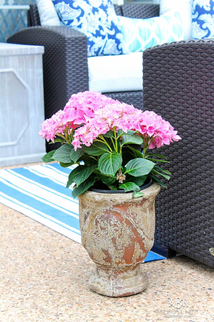 These are such easy tips to update your summer backyard patio for the season! See more on https://ablisfulnest.com/ #patio #backyardideas