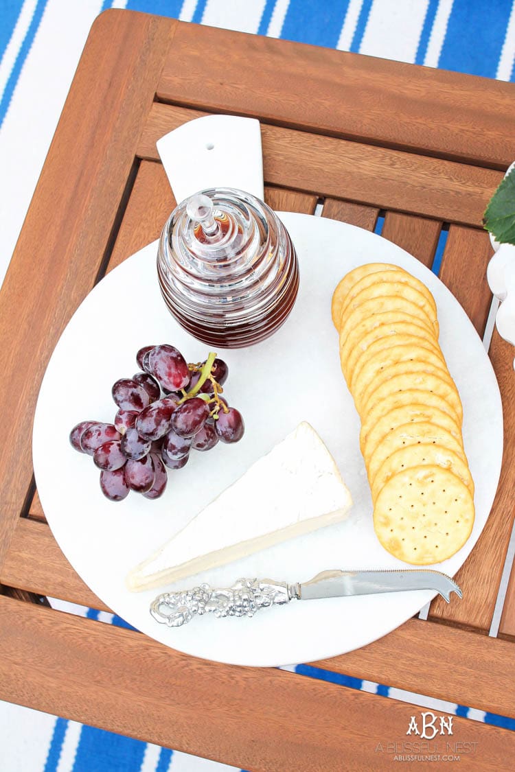 These are such easy tips to update your summer backyard patio for the season! See more on https://ablisfulnest.com/ #patio #backyardideas