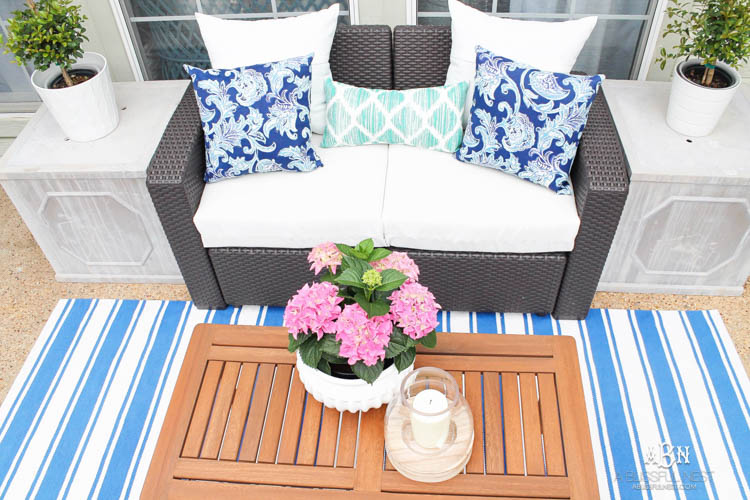 These are such easy tips to update your summer backyard patio for the season! See more on https://ablisfulnest.com/ #patio #backyardideas