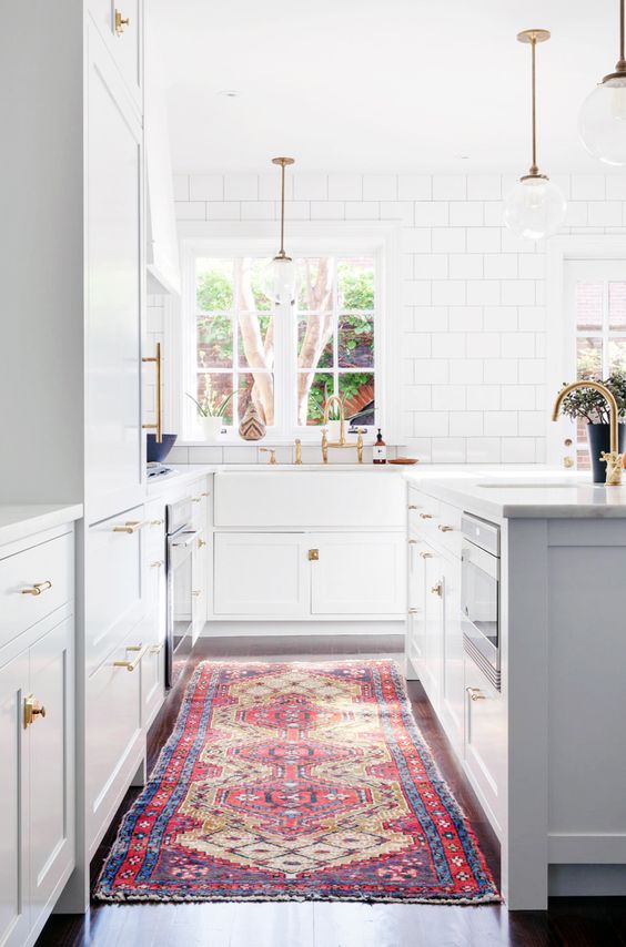 There are many ways and simple ideas to add warmth to your all white kitchen. Visit https://ablisfulnest.com/ to find out how! #interiors #kitchens #designertips